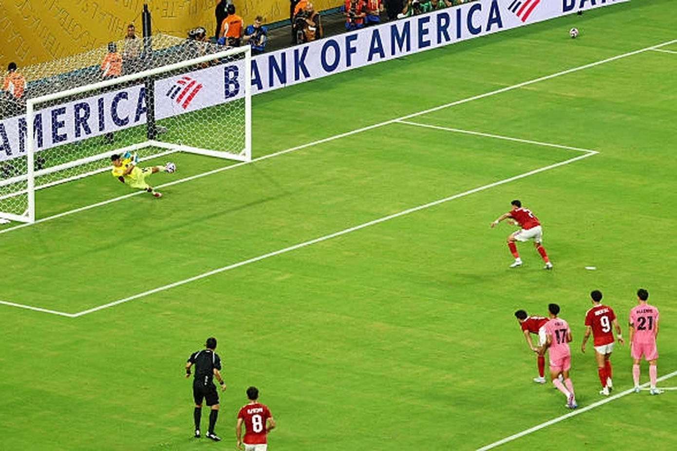 Cú đá lộ của Trezeguet tạo cơ hội cho thủ môn cản phá Cú đá lộ của Trezeguet tạo cơ hội cho thủ môn cản phá