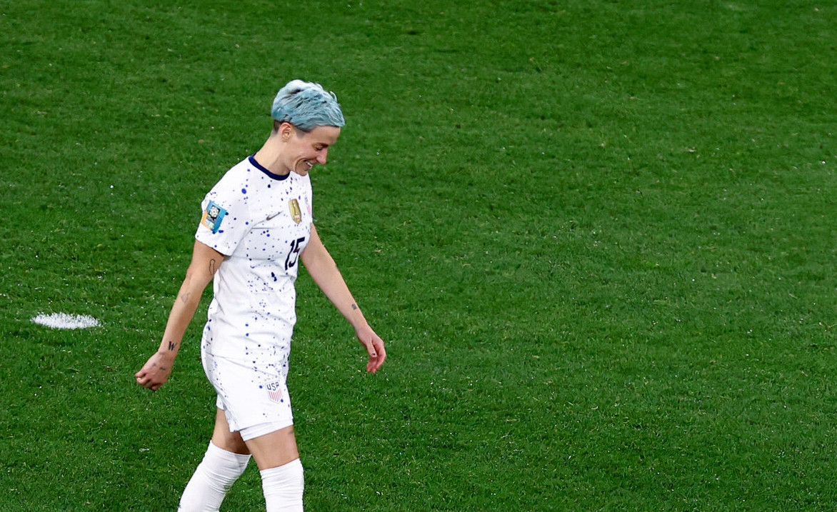 Hình ảnh Rapinoe đá hỏng phạt đền và cười càng khiến tuyển Mỹ bị &quot;ném đá&quot;