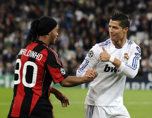Ronaldinho và Ronaldo trong lần hiếm hoi so tài trên sân cỏ Ronaldinho và Ronaldo trong lần hiếm hoi so tài trên sân cỏ