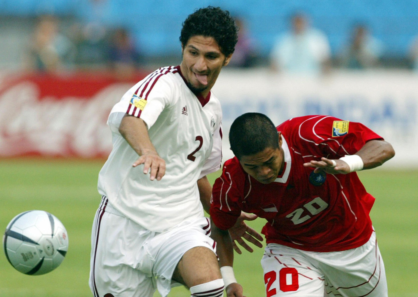 Bambang Pamungkas (phải) trong trận thắng Qatar 2-1