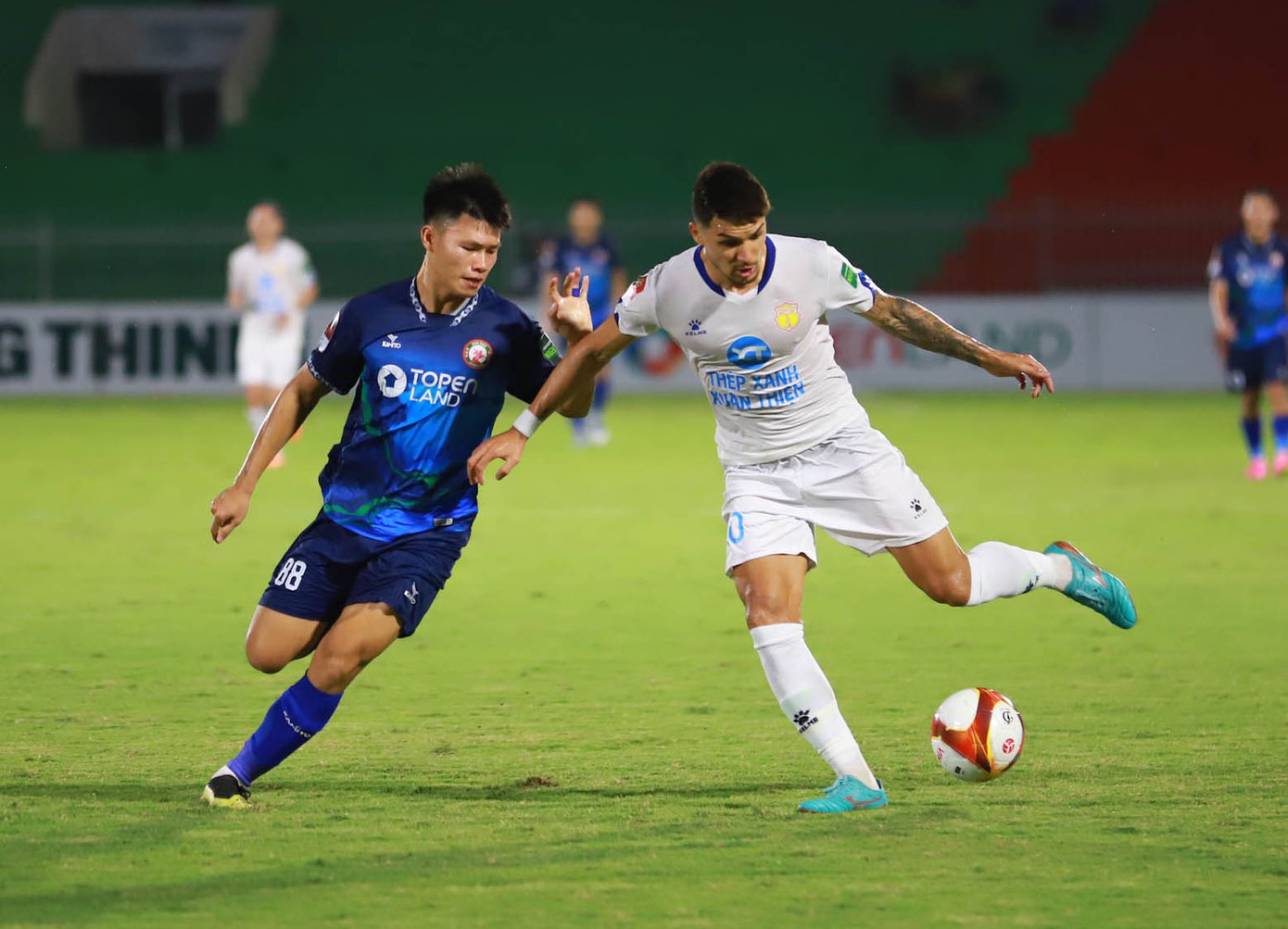 Nam Định (phải) không thắng 3 trận gần nhất (ảnh: CLB Nam Định)