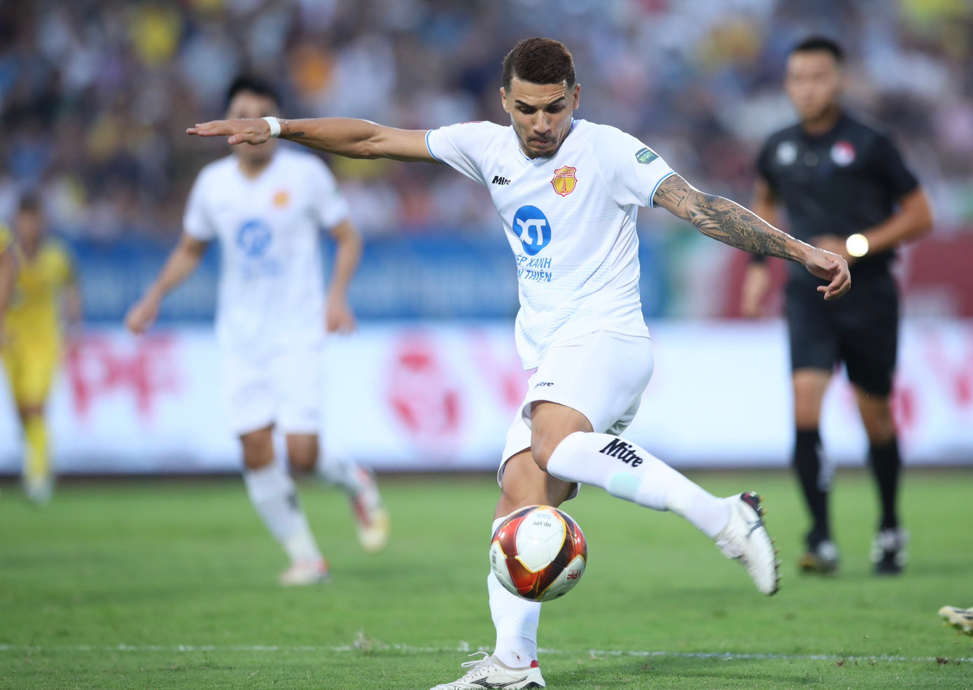 Mất điểm trước SLNA, Thép Xanh Nam Định bị Bình Định áp sát ảnh 4