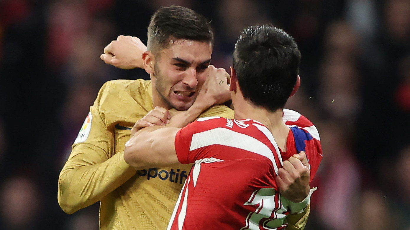 Savic dính thẻ đỏ sau pha vật lộn với Torres ở trận gặp Barca Savic dính thẻ đỏ sau pha vật lộn với Torres ở trận gặp Barca