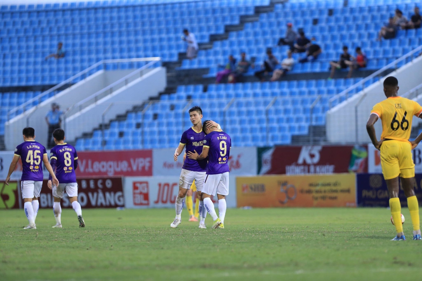 Hà Nội FC đã dồn ép đối thủ triệt để trong hiệp 1 Hà Nội FC đã dồn ép đối thủ triệt để trong hiệp 1