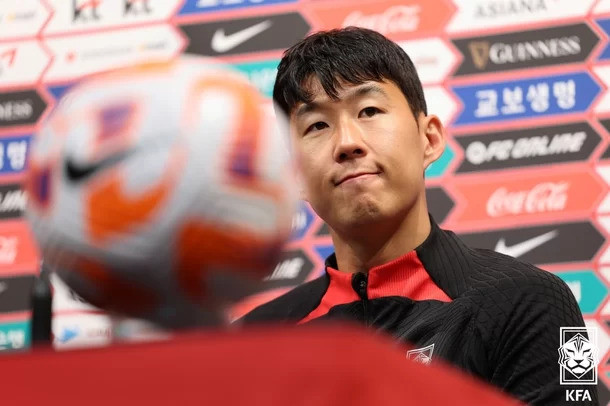 Son trong buổi họp báo trước trận gặp Tunisia Son trong buổi họp báo trước trận gặp Tunisia