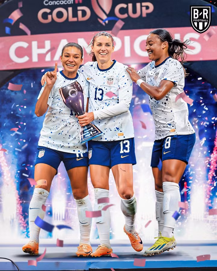 Jaedyn Shaw cùng huyền thoại Alex Morgan