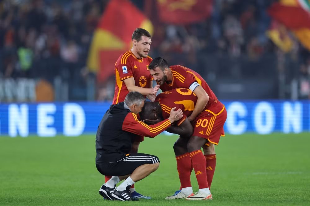 Các đồng đội an ủi Lukaku