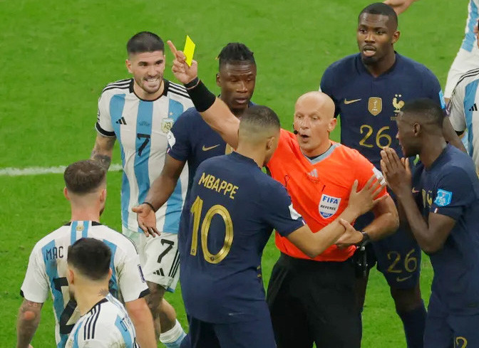 Sức ép mà trọng tài chính Marciniak phải chịu trong và sau trận chung kết là rất lớn Sức ép mà trọng tài chính Marciniak phải chịu trong và sau trận chung kết là rất lớn