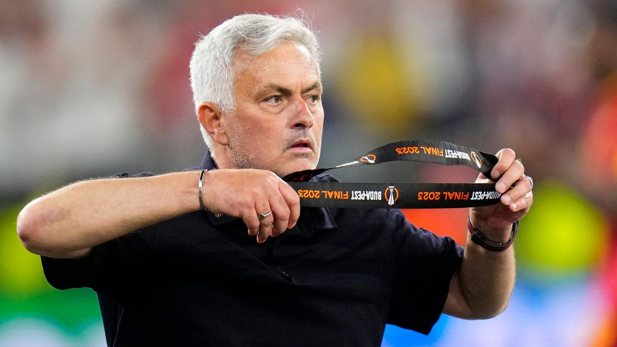 Mourinho ném tấm HCB lên khán đài