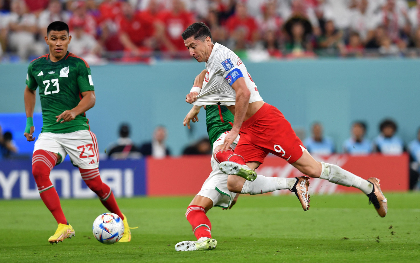 Lewandowski trong pha bóng bị kéo áo Lewandowski trong pha bóng bị kéo áo