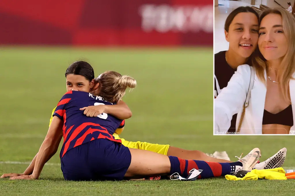 Khoảnh khắc tình tứ giữa Mewis và Sam Kerr tại Olympic 2020