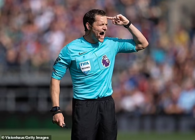 Trọng tài Darren England bị chỉ trích vì &apos;mất tập trung nghiêm trọng&apos; trong trận đấu của Liverpool