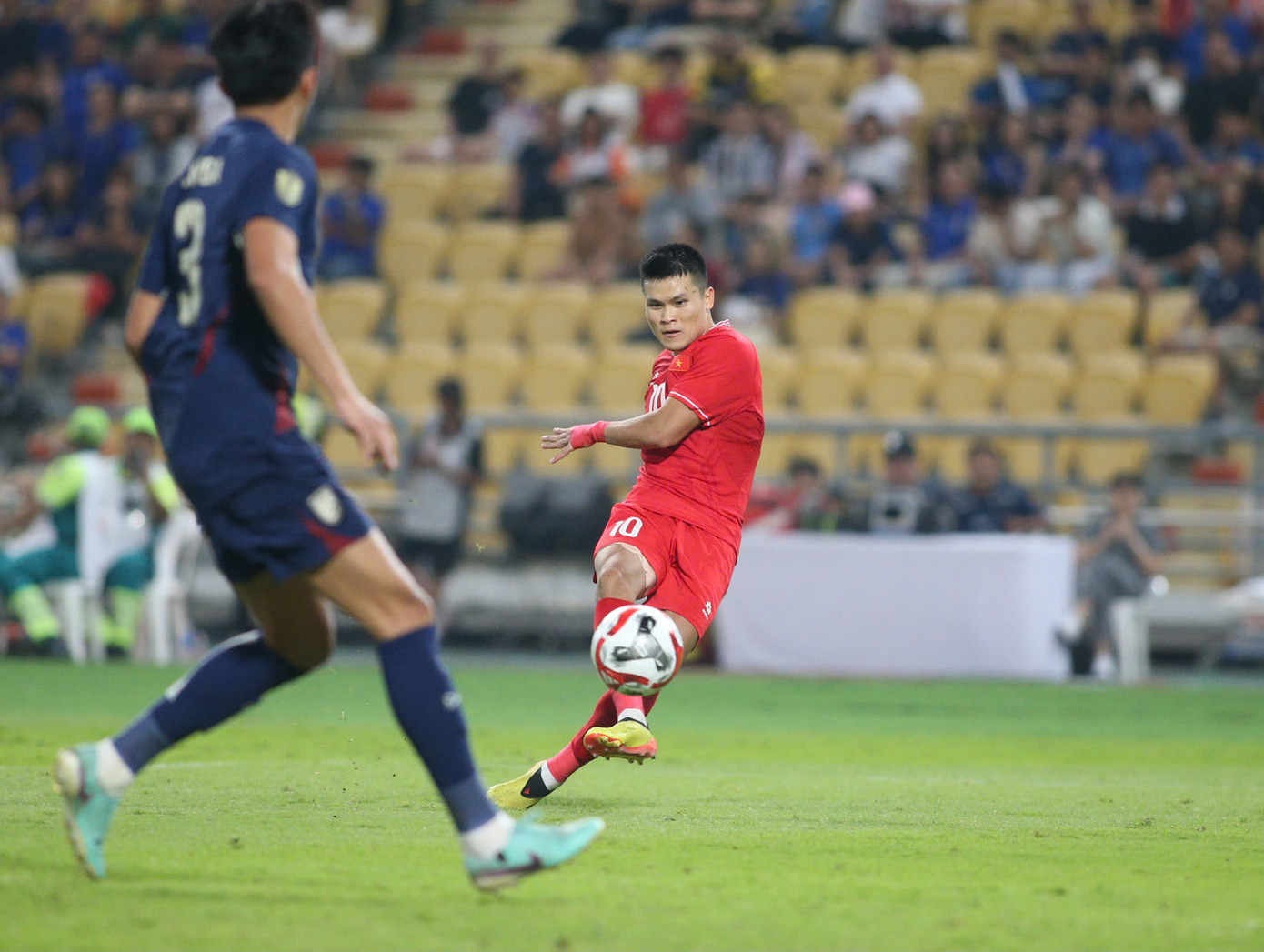 Pha bóng Tuấn Hải khiến Pansa phản lưới Pha bóng Tuấn Hải khiến Pansa phản lưới