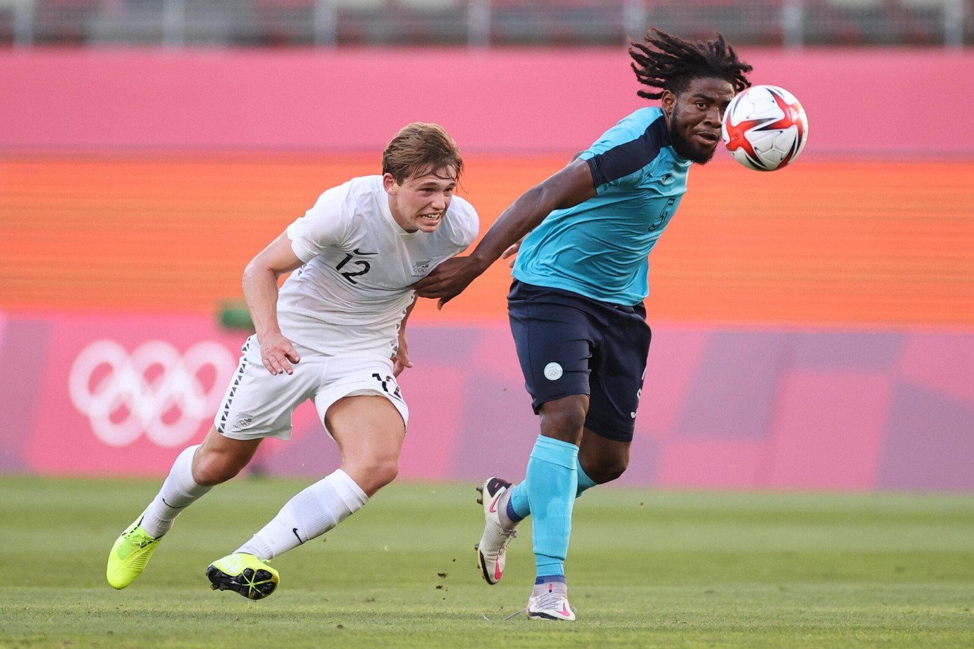 New Zealand (trái) không thể bảo vệ lợi thế trước Honduras