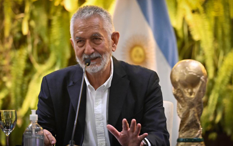 Thống đốc Saa trong buổi thông báo quyết định nâng lương táo bạo