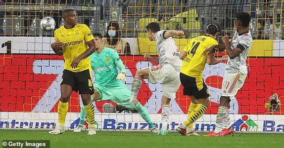 Lewandowski mở tỷ số