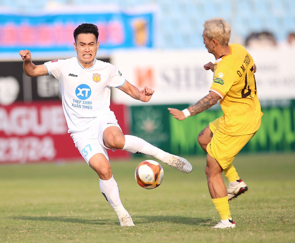 Quảng Nam (phải) khó chống đỡ chủ nhà Nam Định