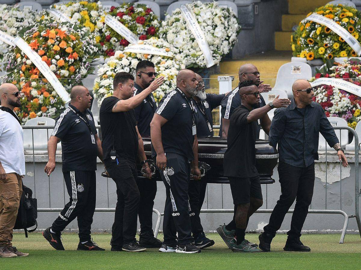 Các con của Pele đưa thi hài cha ra trước tang lễ