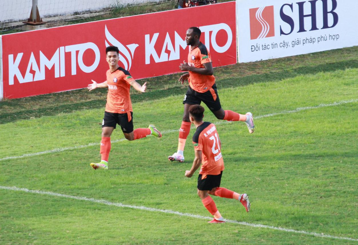 Phi Hoàng (số 21) ghi 2 bàn và kiến tạo 1 bàn cho đồng đội lập công Phi Hoàng (số 21) ghi 2 bàn và kiến tạo 1 bàn cho đồng đội lập công