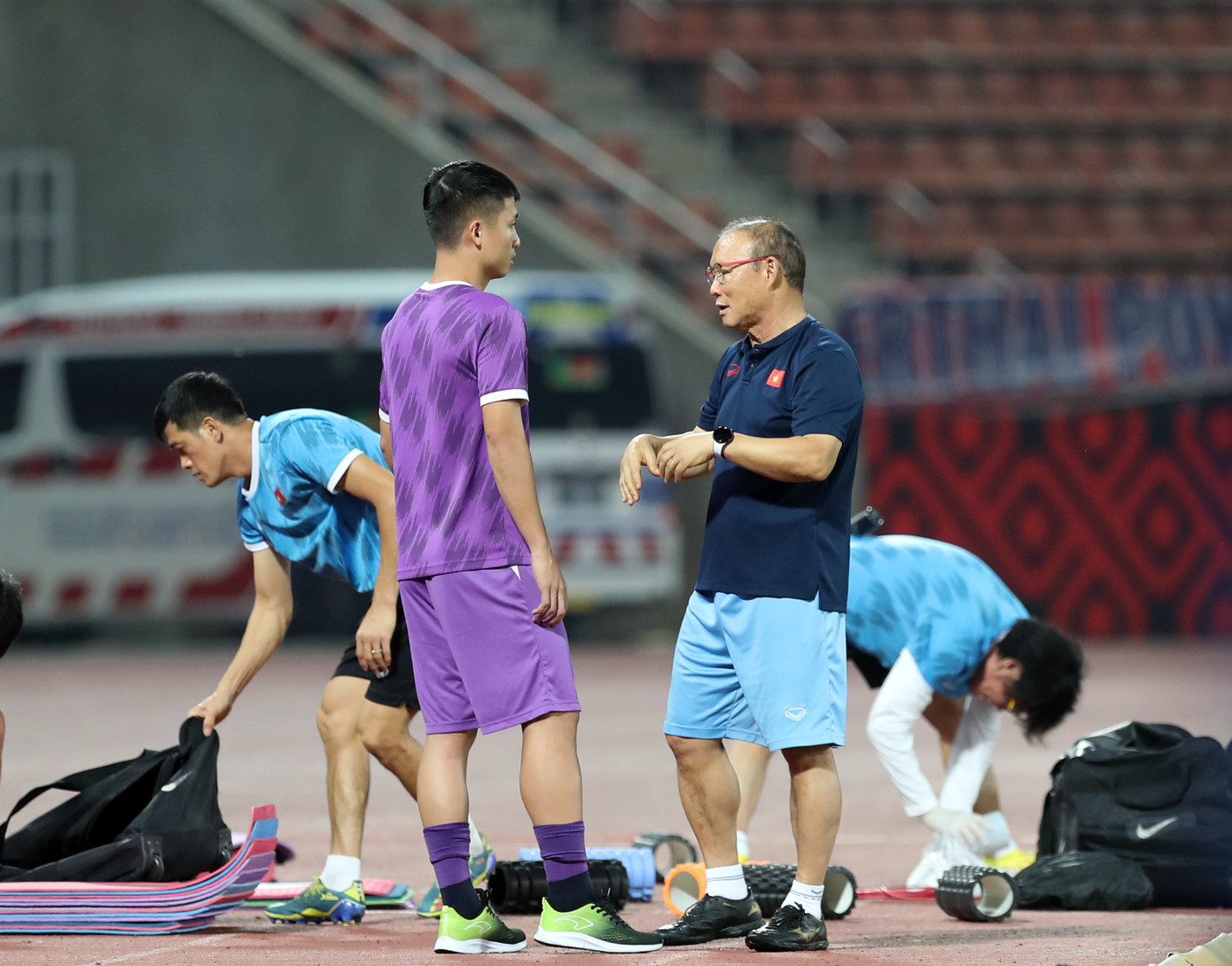 Tiến Dũng được thầy Park căn dặn khi anh không thể tập vào buổi hôm qua (ảnh: Hữu Phạm) Tiến Dũng được thầy Park căn dặn khi anh không thể tập vào buổi hôm qua (ảnh: Hữu Phạm)