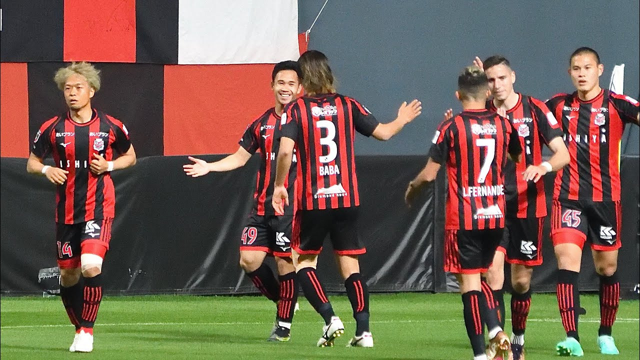 Supachok ăn mừng bàn thắng cho Sapporo