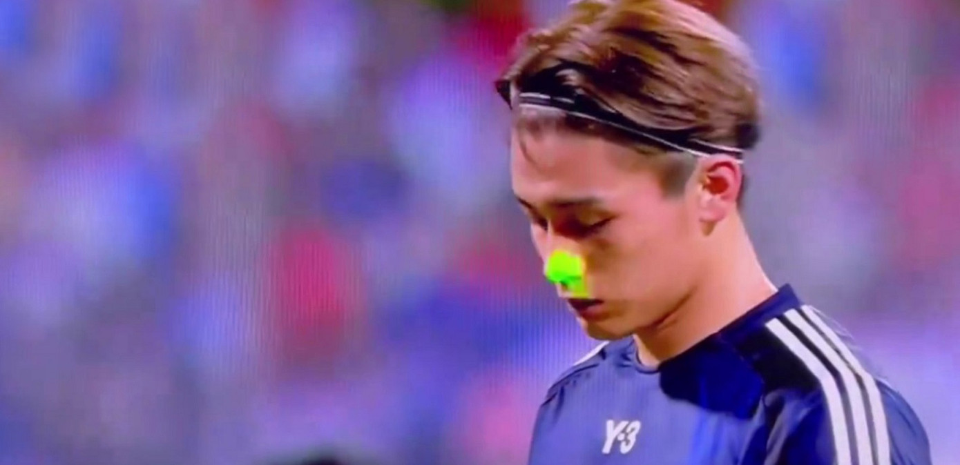 Khoảnh khắc Ueda bị chiếu laser khi thi đấu trên sân Bahrain Khoảnh khắc Ueda bị chiếu laser khi thi đấu trên sân Bahrain