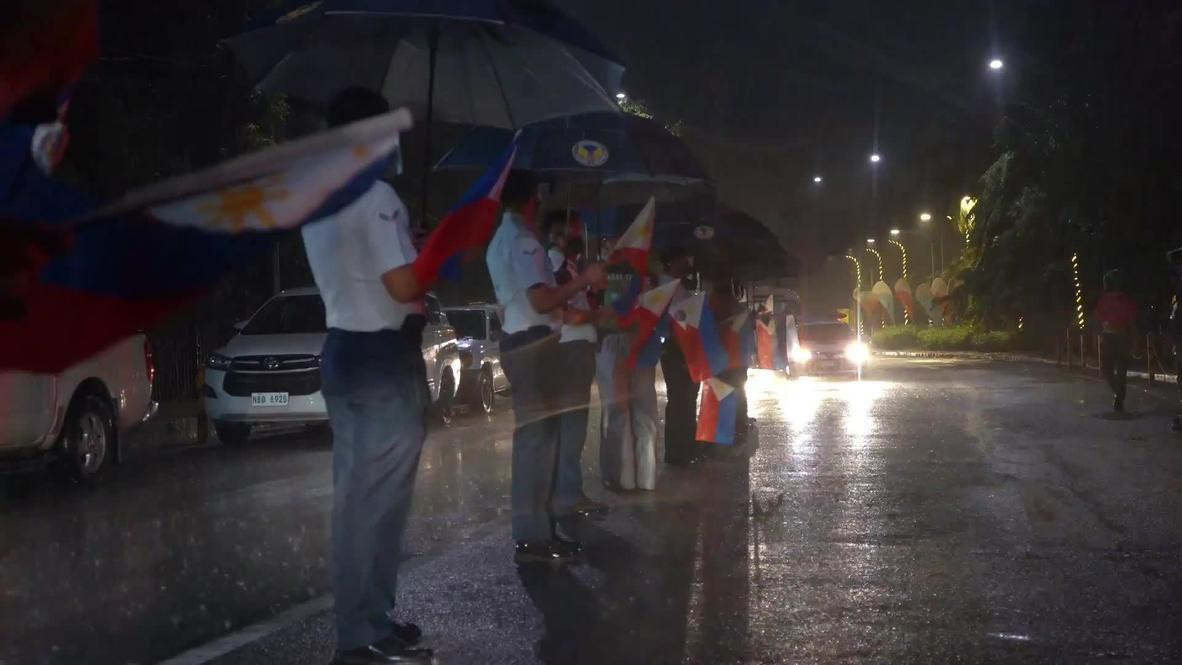Người dân đứng hai bên đường vẫy chào Hidilyn Diaz Người dân đứng hai bên đường vẫy chào Hidilyn Diaz