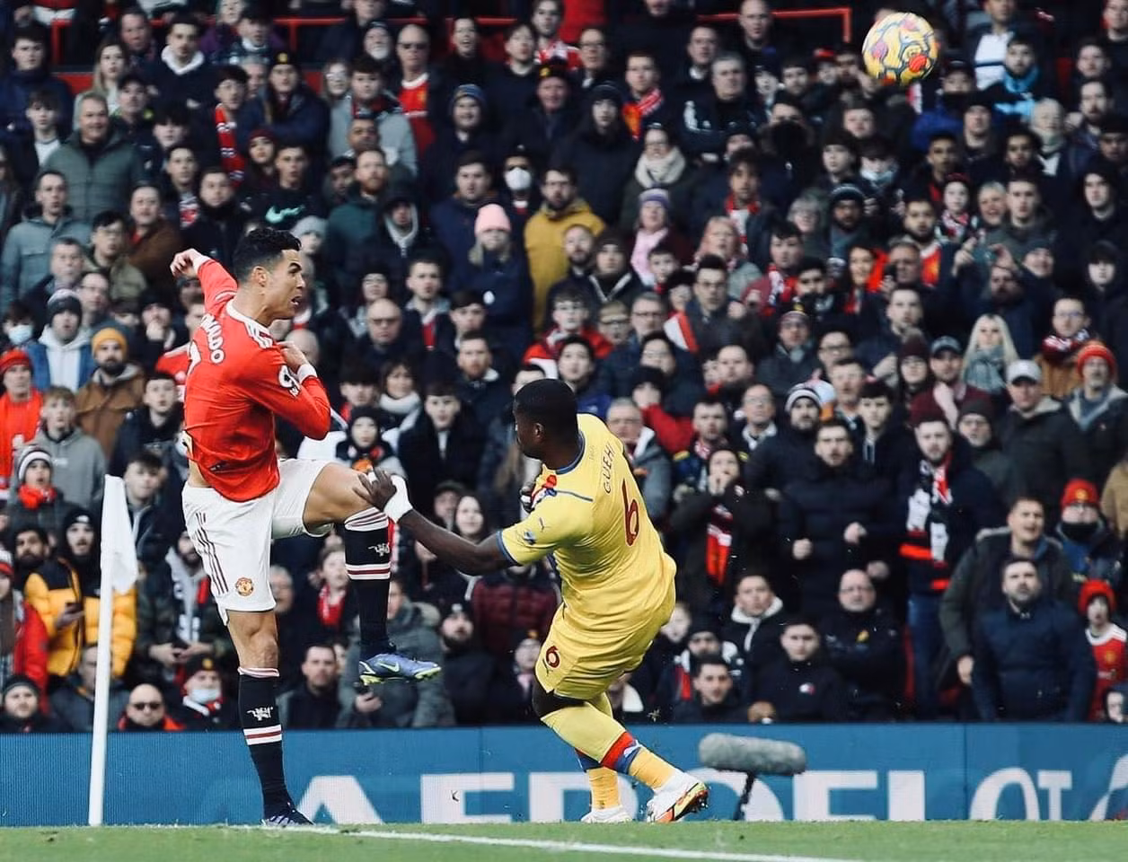 Ronaldo cũng rất tích cực săn bóng cả trận