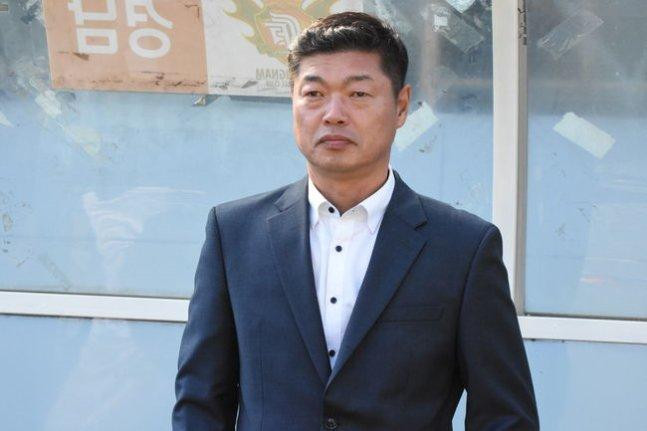 HLV Kim Jong-boo đang dẫn dắt Hebei HLV Kim Jong-boo đang dẫn dắt Hebei