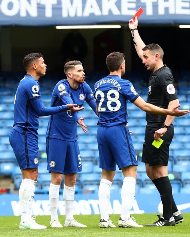 Chẳng khác nào chính phủ Anh đang rút thẻ đỏ với Chelsea Chẳng khác nào chính phủ Anh đang rút thẻ đỏ với Chelsea