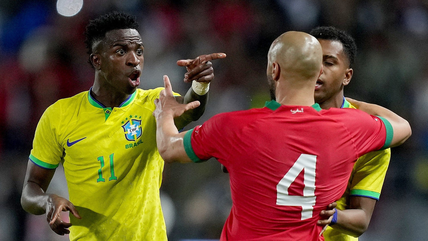 Vinicius bất lực trong việc gánh vác hàng công Brazil