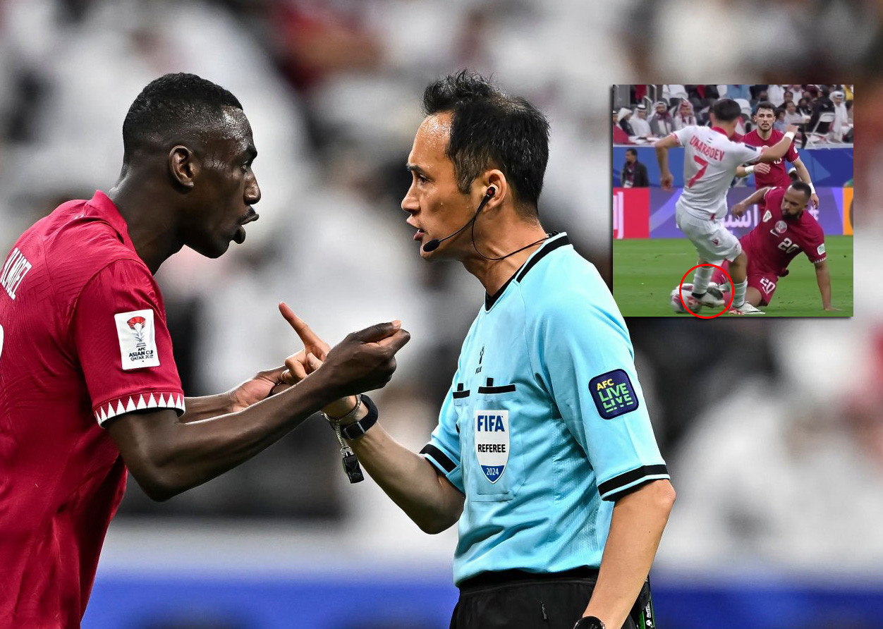 Trọng tài chỉ cho cầu thủ Qatar thẻ vàng trong pha đạp bóng này