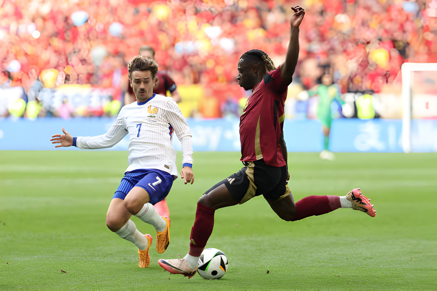 Pháp nhọc nhằn vượt qua Bỉ nhờ bàn phản lưới muộn ảnh 18 Pháp nhọc nhằn vượt qua Bỉ nhờ bàn phản lưới muộn ảnh 18