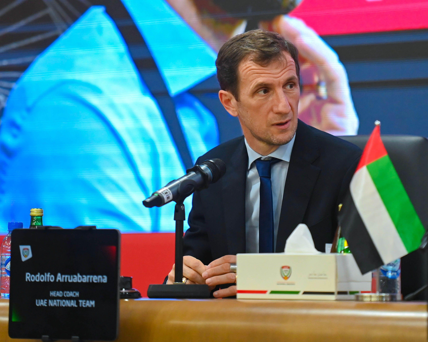 HLV Rodolfo Arruabarrena, một người Argentina, đang dẫn dắt tuyển UAE HLV Rodolfo Arruabarrena, một người Argentina, đang dẫn dắt tuyển UAE