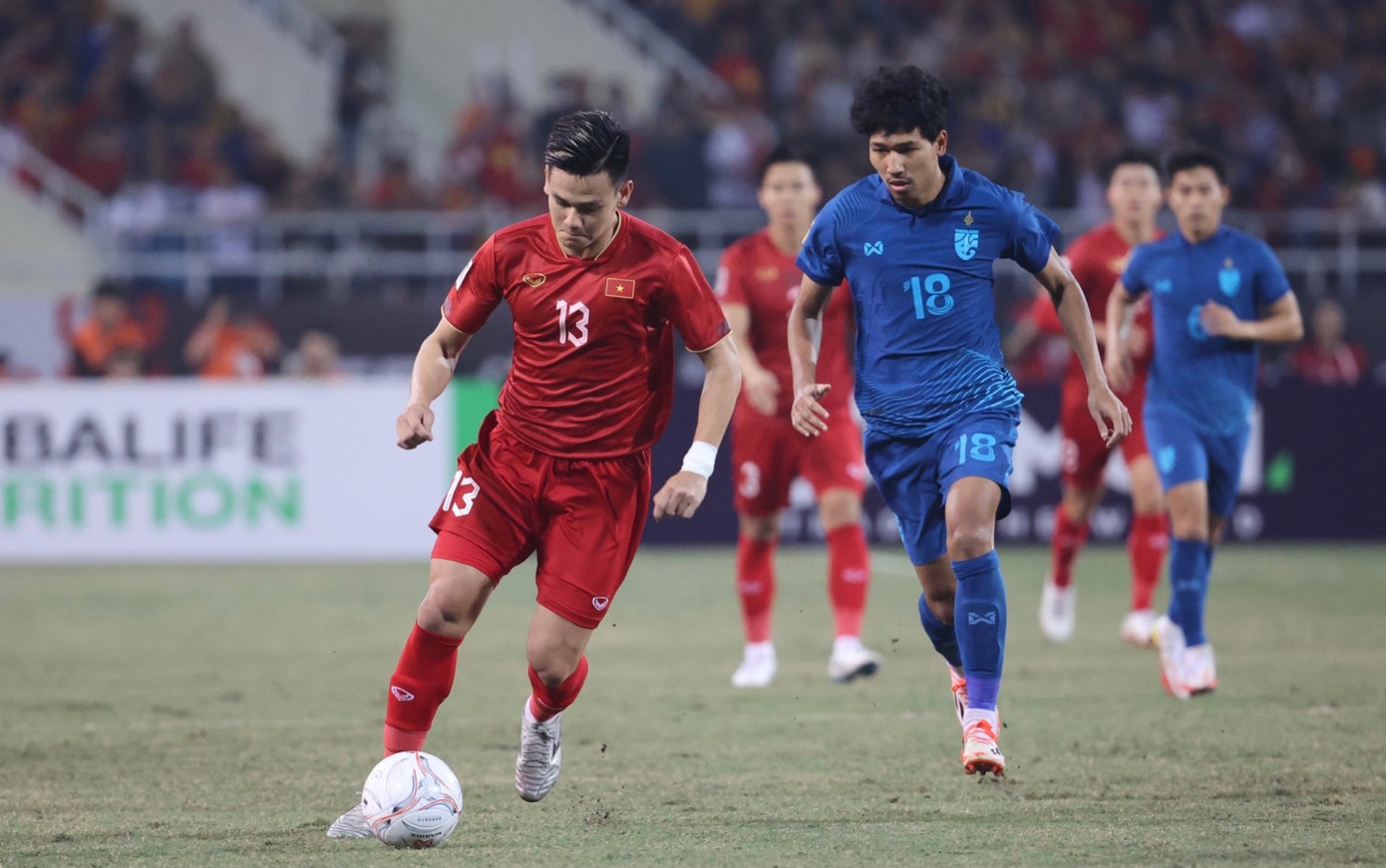 Weerathep Pomphan theo sát Hồ Tấn Tài trong trận Weerathep Pomphan theo sát Hồ Tấn Tài trong trận