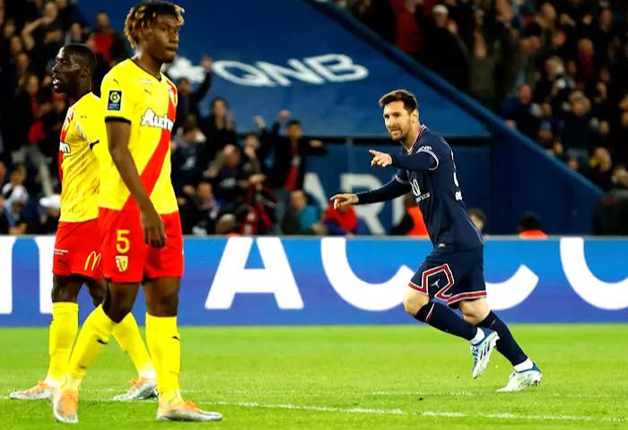 Messi ăn mừng sau khi sút tung lưới Lens