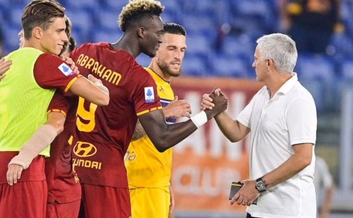 Abraham là người mở ra thắng lợi ấn tượng của thầy trò Mourinho Abraham là người mở ra thắng lợi ấn tượng của thầy trò Mourinho