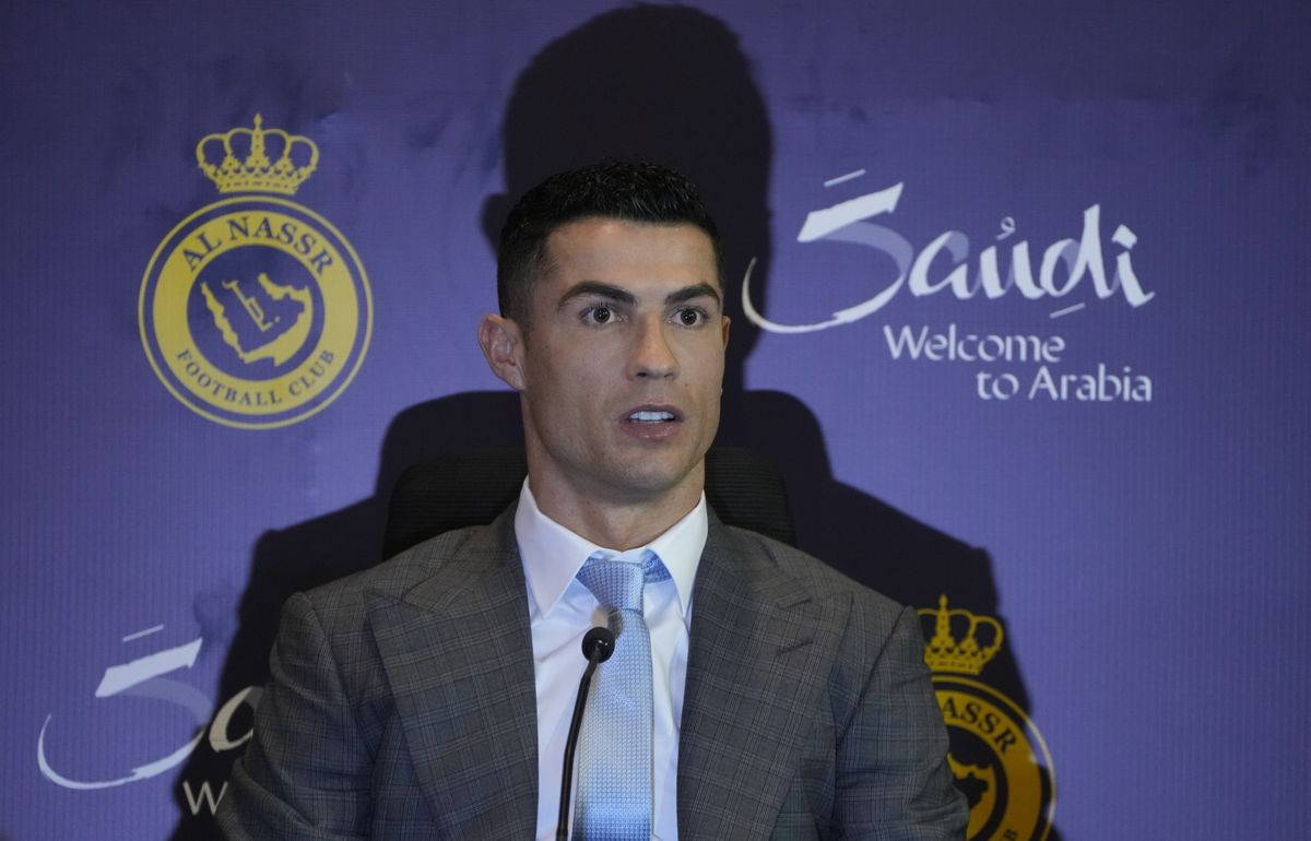 Đằng sau Al Nassr có Quỹ đầu tư công Saudi Arabia trả lương cho Ronaldo