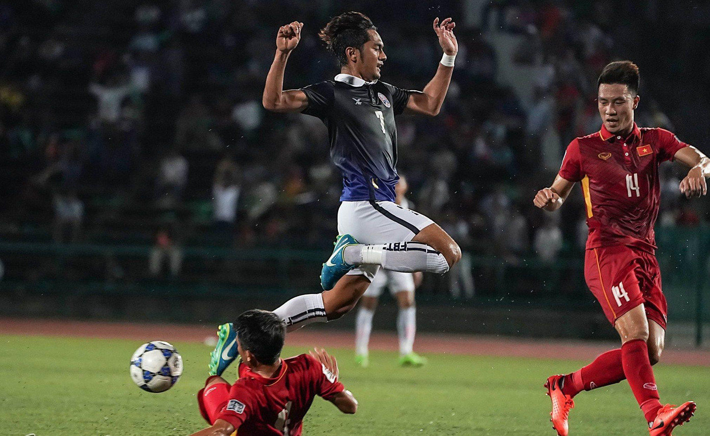 Campuchia (giữa) là một đối thủ giàu thể lực và sức trẻ