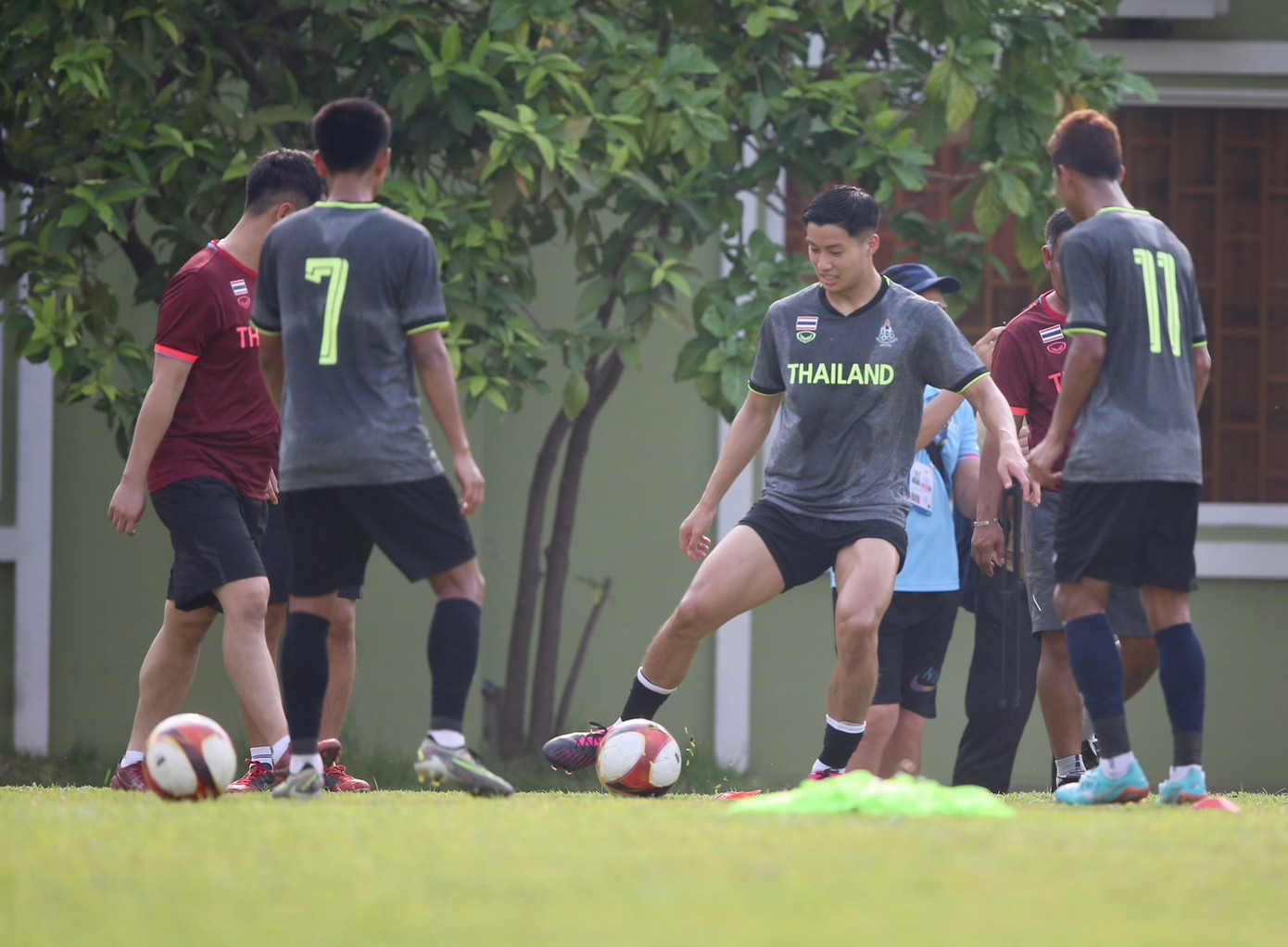 Mặt sân tập của U22 Thái Lan không bằng phẳng
