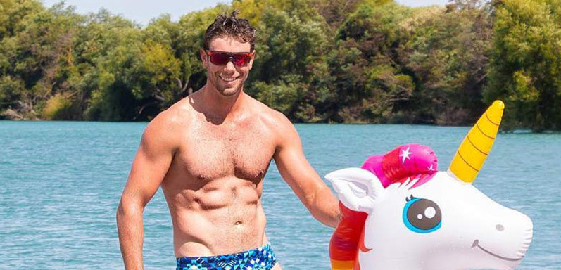 Robbie Manson thường tung ảnh nóng lên mạng để có thêm nguồn thu