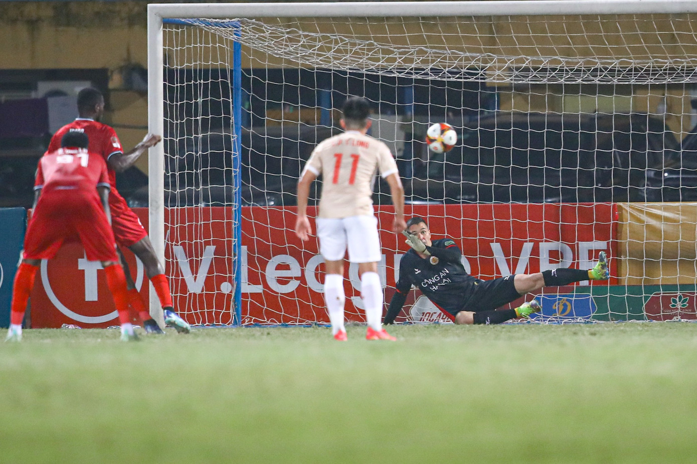 Quang Hải tỏa sáng phút bù giờ, CAHN thoát thua trên sân nhà ảnh 18 Quang Hải tỏa sáng phút bù giờ, CAHN thoát thua trên sân nhà ảnh 18