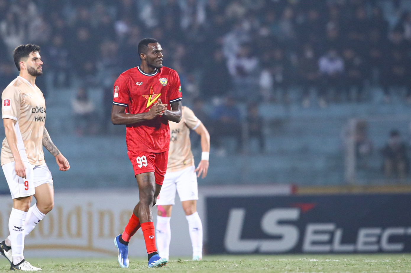 Quang Hải tỏa sáng phút bù giờ, CAHN thoát thua trên sân nhà ảnh 19 Quang Hải tỏa sáng phút bù giờ, CAHN thoát thua trên sân nhà ảnh 19