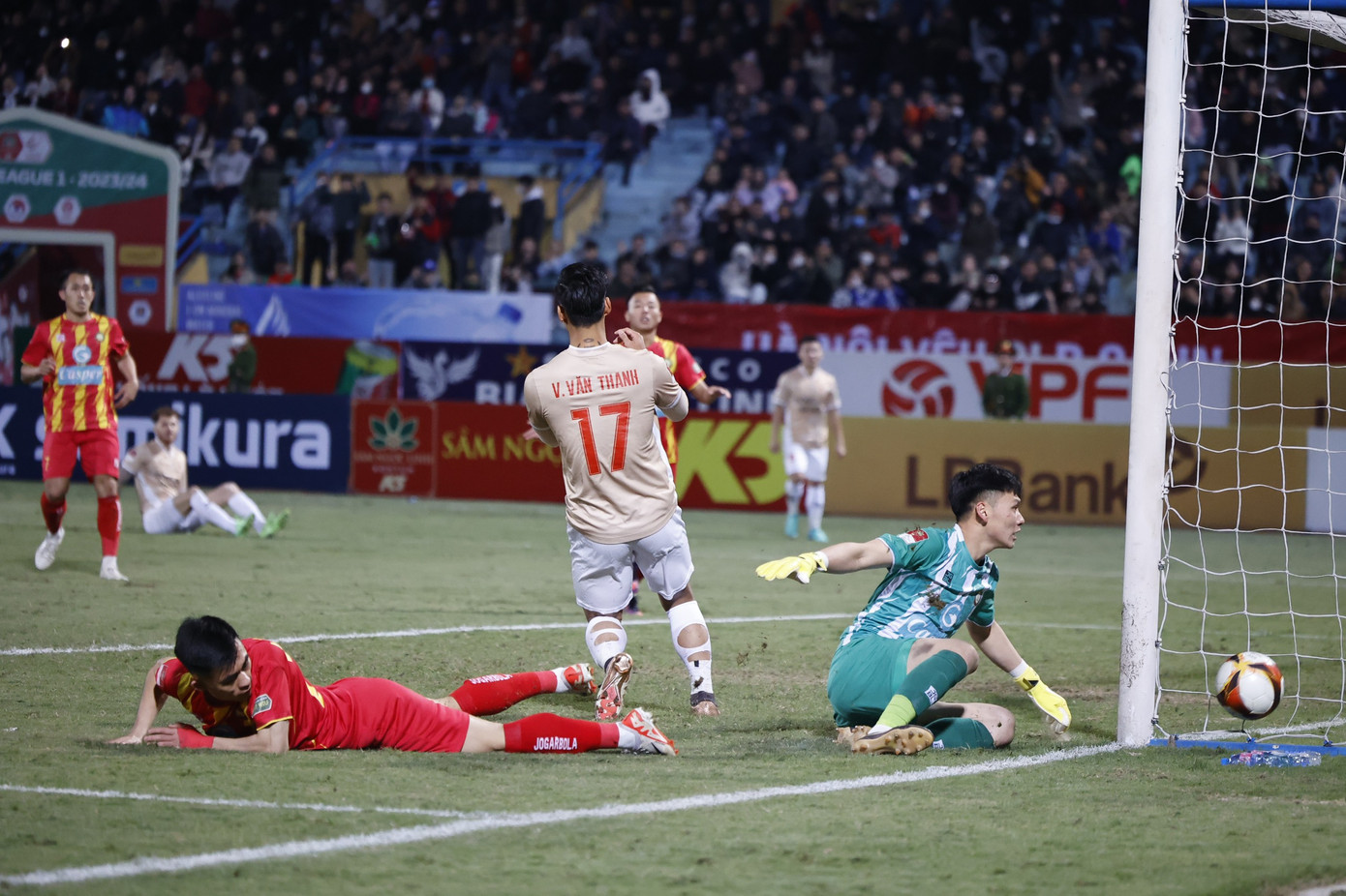  Thắng Thanh Hoá, CAHN trở lại cuộc đua vô địch V-League ảnh 27