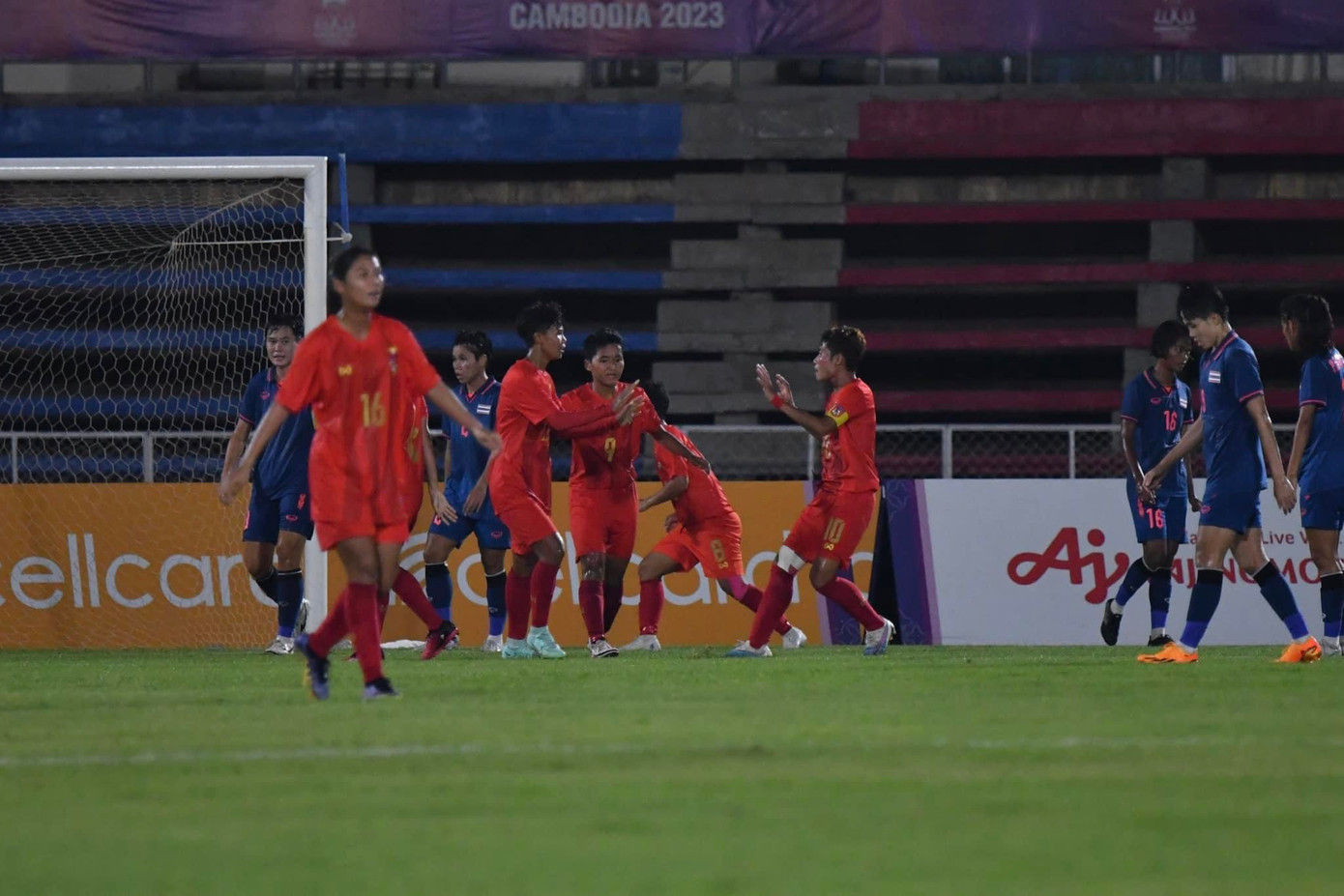 Ngược dòng đánh bại Thái Lan 4-2, tuyển nữ Myanmar hẹn Việt Nam ở chung kết ảnh 14 Ngược dòng đánh bại Thái Lan 4-2, tuyển nữ Myanmar hẹn Việt Nam ở chung kết ảnh 14