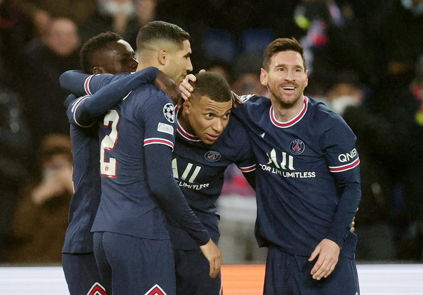 Mbappe bị "giam" lương nhưng Messi thì không Mbappe bị "giam" lương nhưng Messi thì không