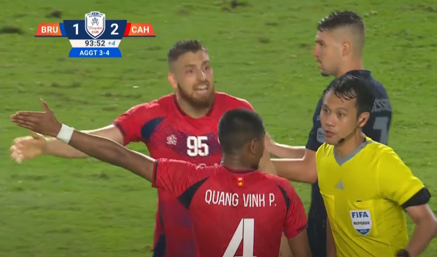 Các cầu thủ CAHN chất vấn trọng tài sau pha cắt còi không hợp lý