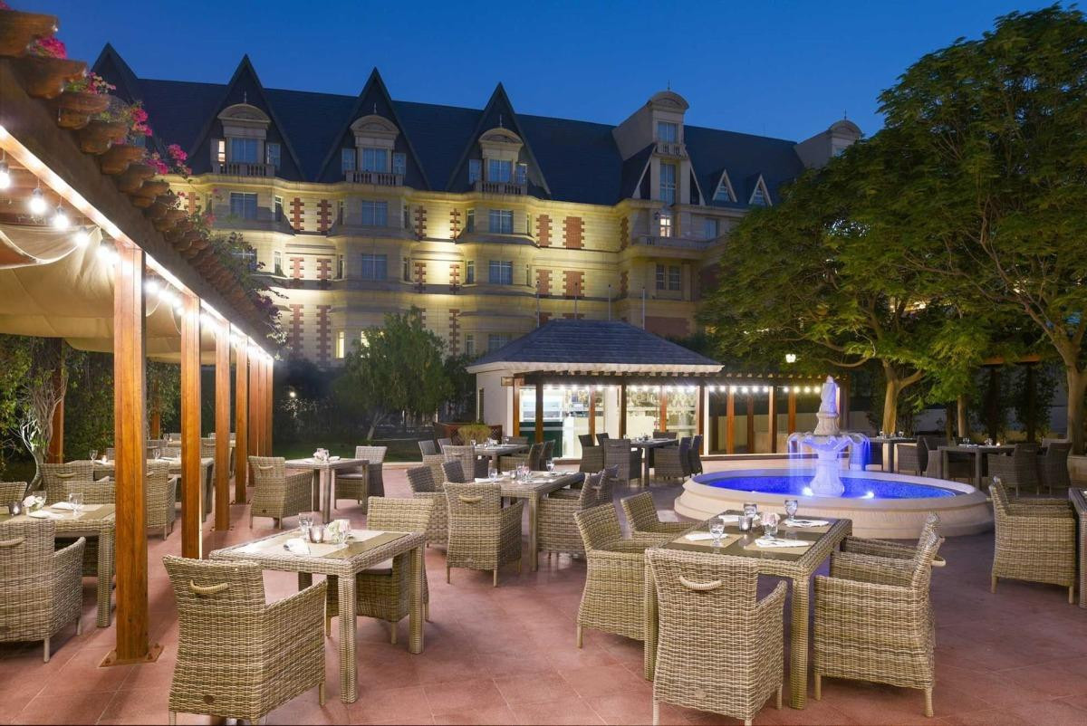 ĐT Qatar đóng quân ở Al Aziziyah Boutique - một khách sạn cổ tại Doha. Nằm trong một tòa nhà lớn bên trong khu phức hợp thể thao ở khu vực Asire, khách sạn cao cấp này hứa hẹn sẽ cho các cầu thủ chủ nhà cảm giác thoải mái nhất