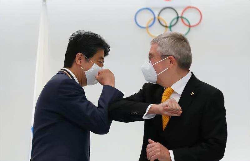 Ông Abe Shinzo (trái) và Chủ tịch Ủy ban Olympic Quốc tế, Thomas Bach