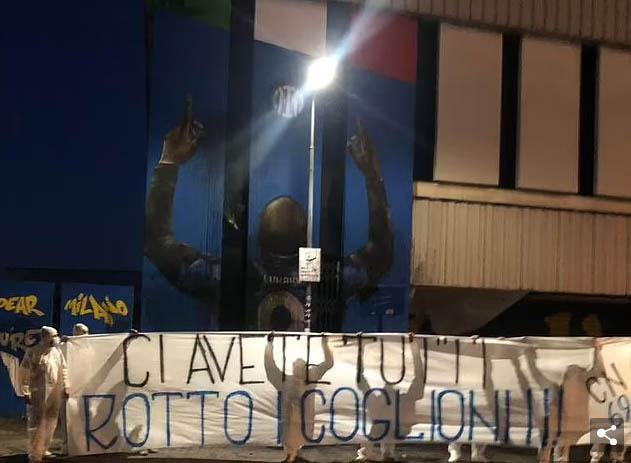 Các fan Inter giăng băng rôn chống ban lãnh đạo và Lukaku